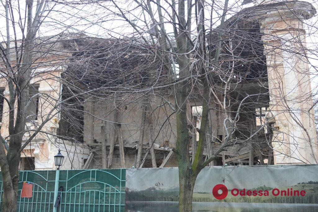 У парку Шевченка обвалився колишній пологовий будинок (фотофакт)
