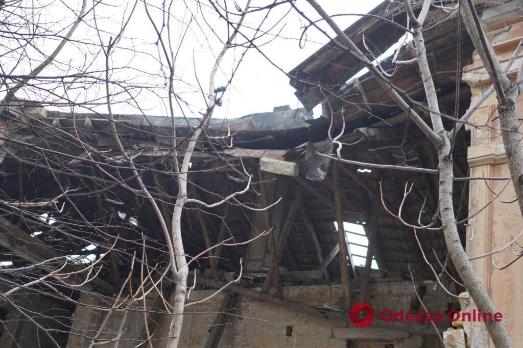 У парку Шевченка обвалився колишній пологовий будинок (фотофакт)