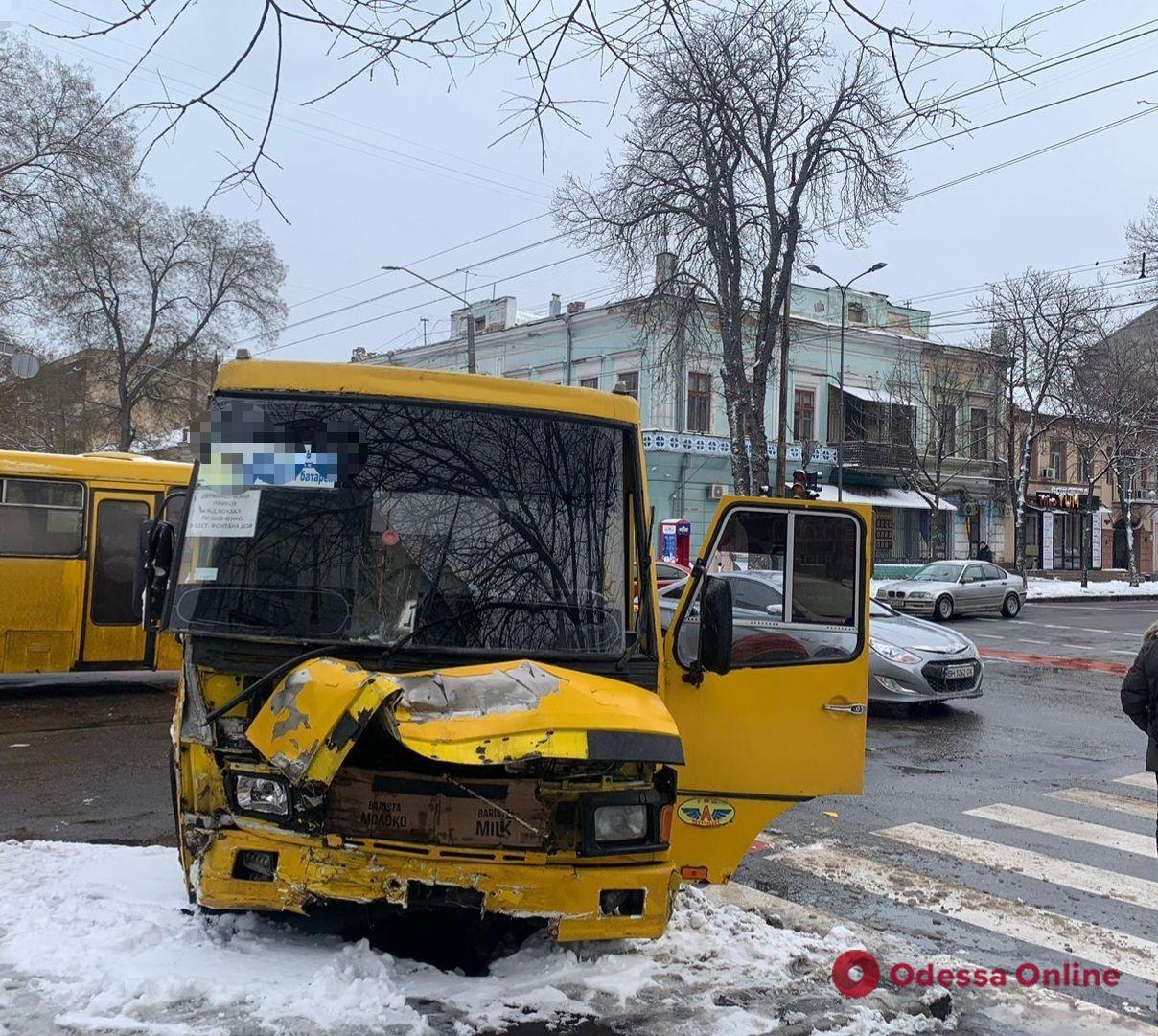 У центрі Одеси сталася ДТП за участі маршрутки, є постраждалі (фото, оновлено)