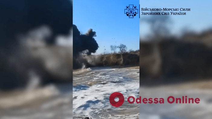 На одному з пляжів Одещини серед каміння знайшли морську міну — її знищили (відео)