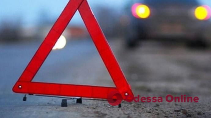 На трассе Одесса-Киев легковушка влетела в отбойник