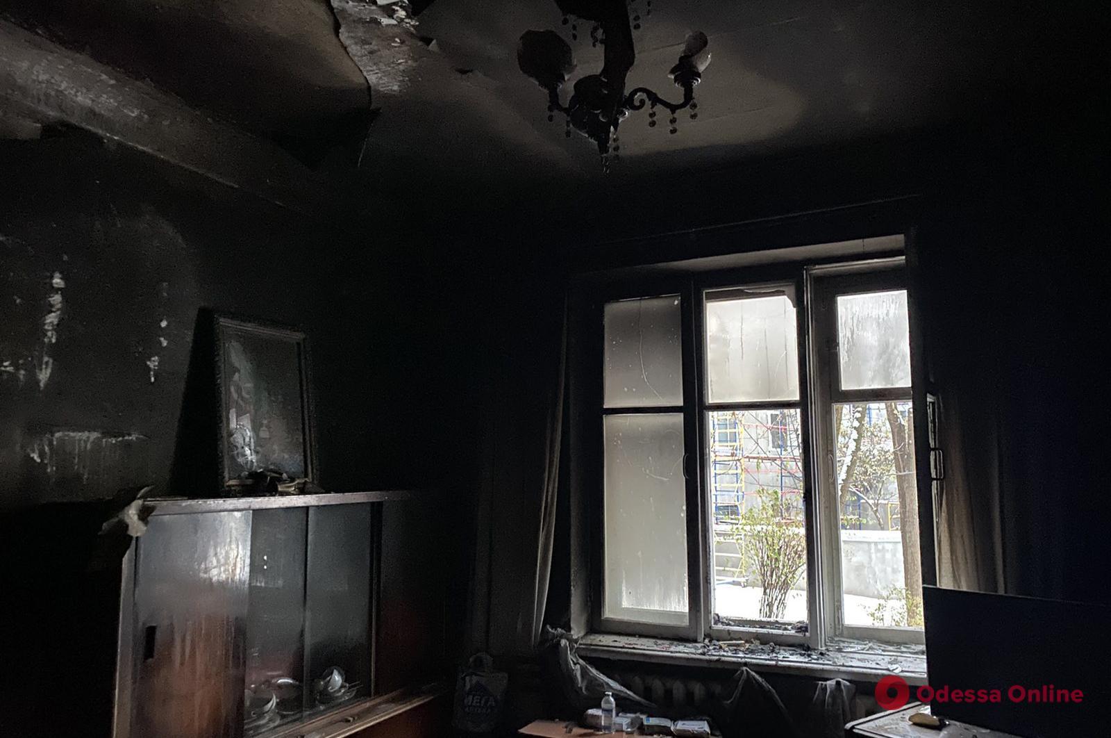 В Одесі рятували людей із палаючого будинку, одна жінка у лікарні