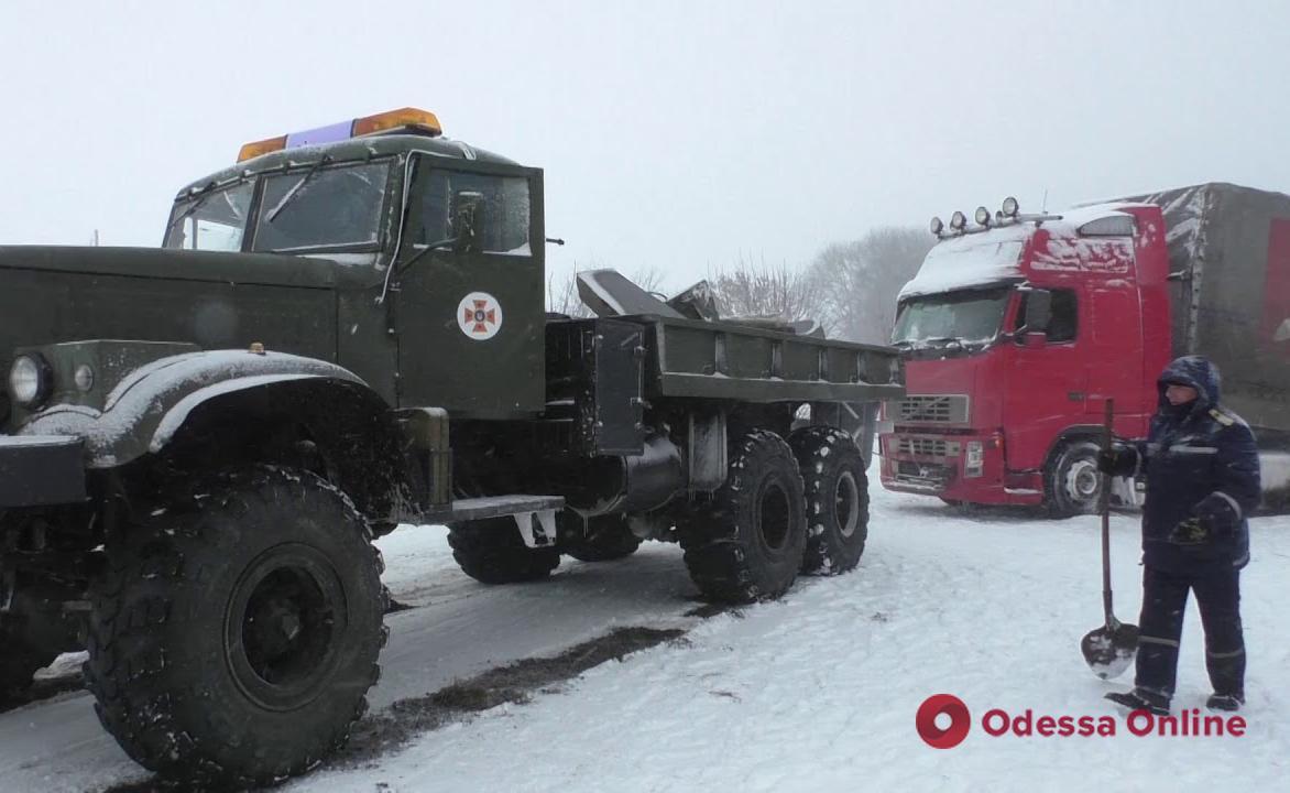 Негода в Одеській області: зі снігових заметів та кюветів дістали сім автомобілів