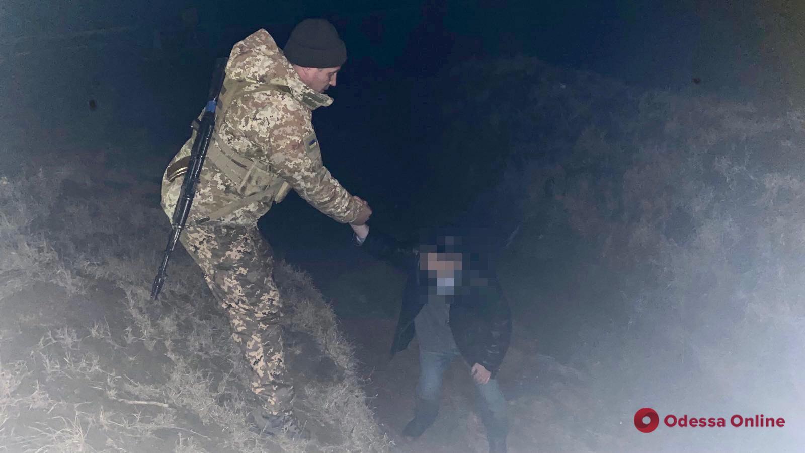 Одесские пограничники вытаскивали уклониста из трехметрового рва