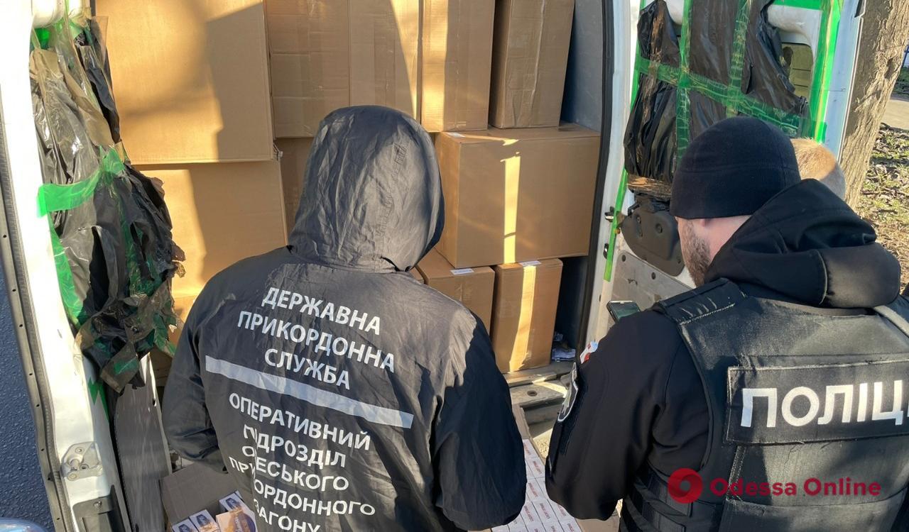 Сигареты на три млн гривен: в Одесской области задержали микроавтобус с контрабандой