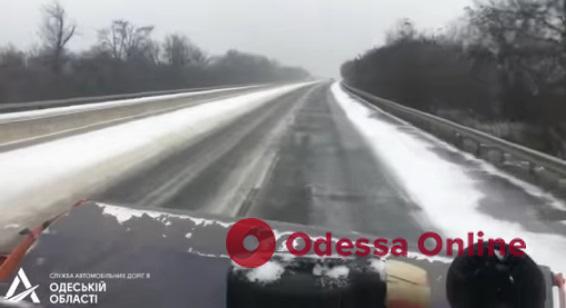 На дорогах Одещини працює снігоприбиральна техніка