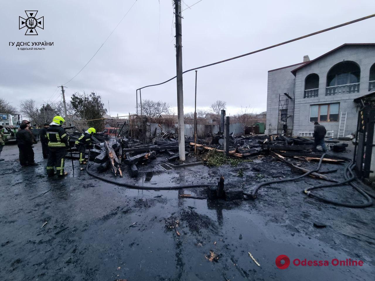 В селе под Одессой сгорел гараж (фото)