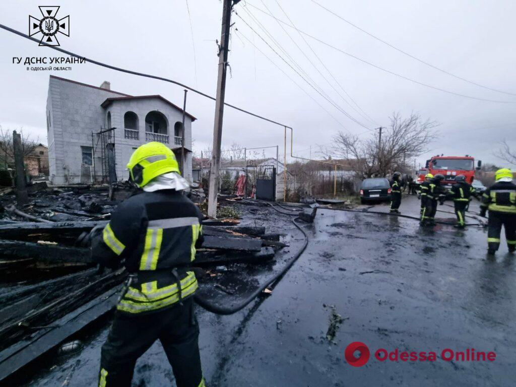 В селе под Одессой сгорел гараж (фото)