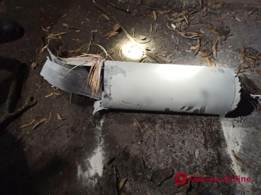 В Києві уламки ракети впали на автівку