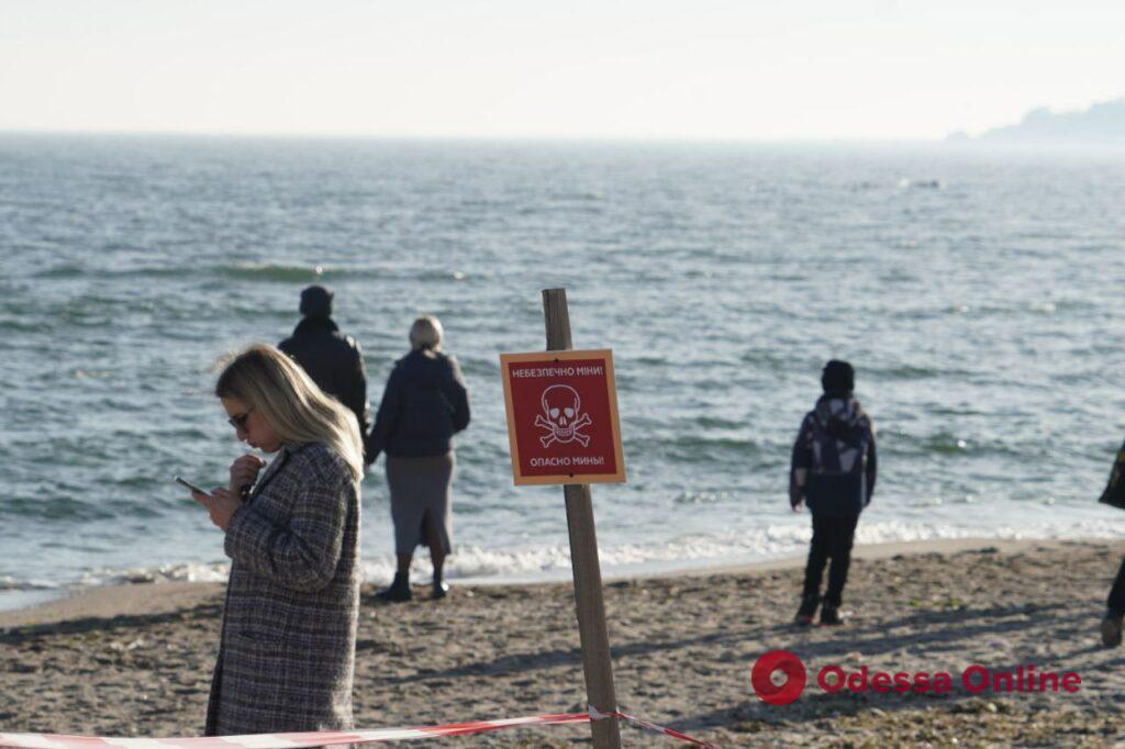 Играют с детьми и кормят чаек: одесситы массово вышли гулять на пляж (фоторепортаж)