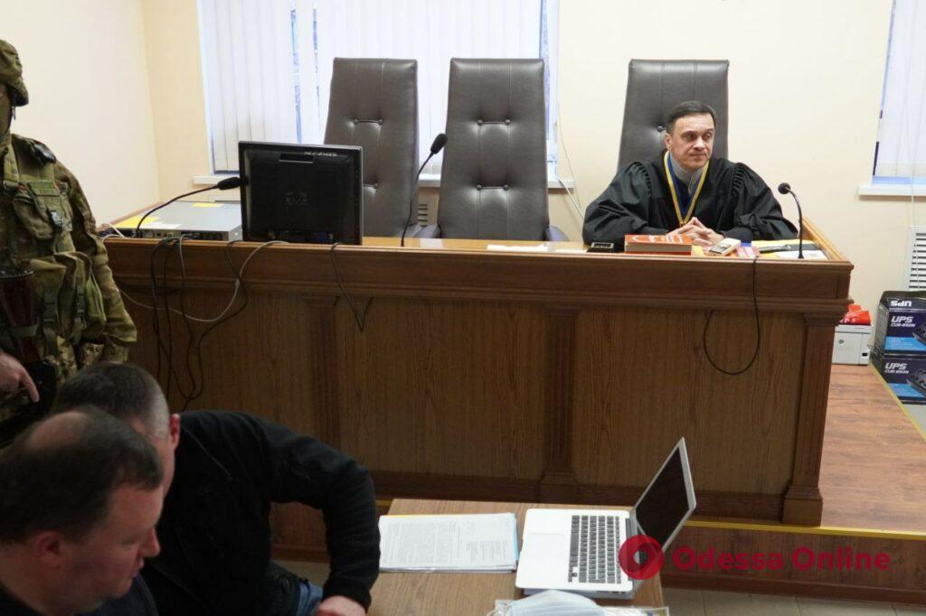 Справа Олега Муратова: СБУ роздала в суді медичні маски, прокуратура наполягає на арешті чиновника (фото)