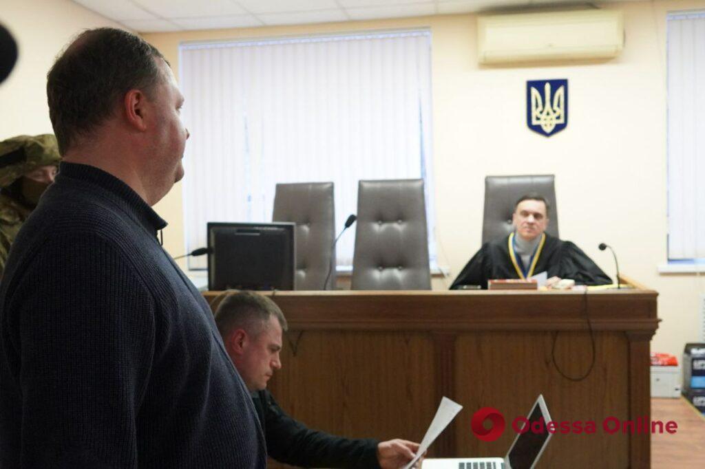 Дело Олега Муратова: СБУ раздала в суде медицинские маски, прокуратура настаивает на аресте чиновника (фото)