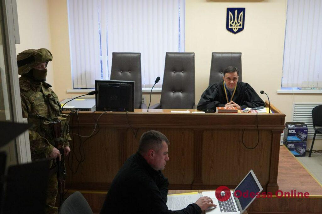 Дело Олега Муратова: СБУ раздала в суде медицинские маски, прокуратура настаивает на аресте чиновника (фото)