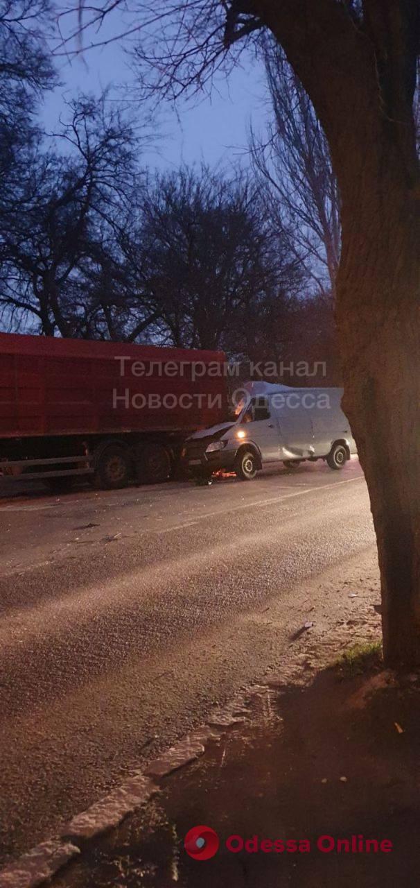В Одессе столкнулись микроавтобус и грузовик — есть погибший