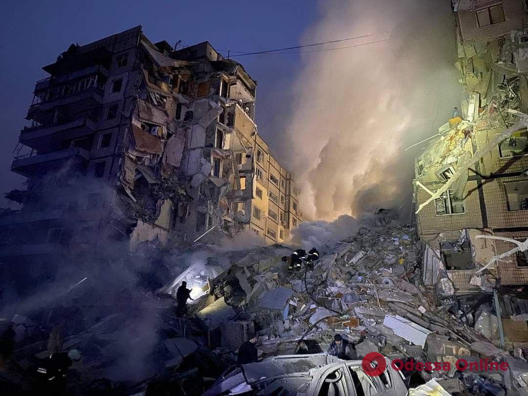 Пятеро человек погибли в результате ракетного удара по многоэтажке в Днепре