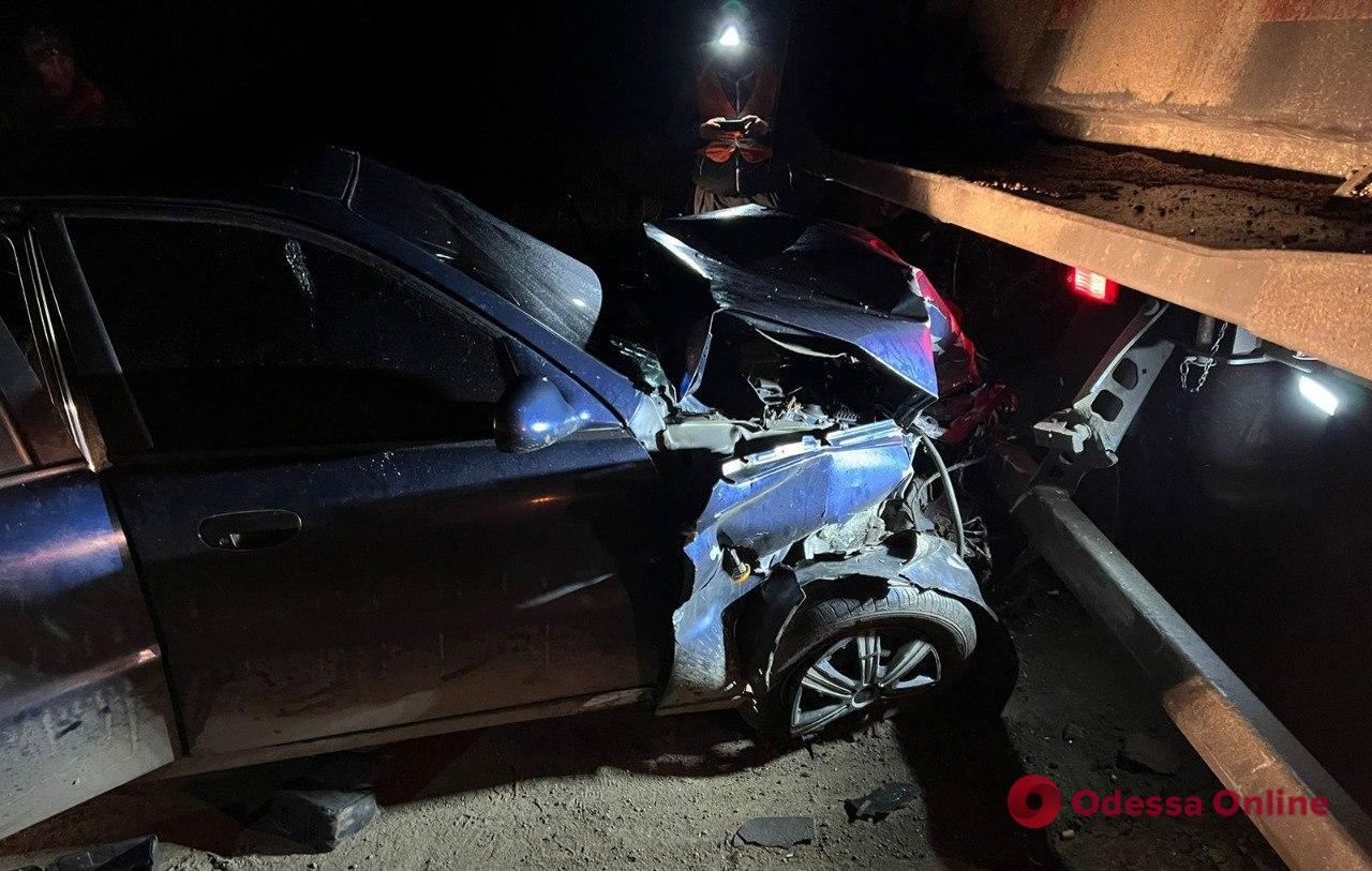 Пьяный водитель врезался в два грузовика на дороге Одесса – Южный