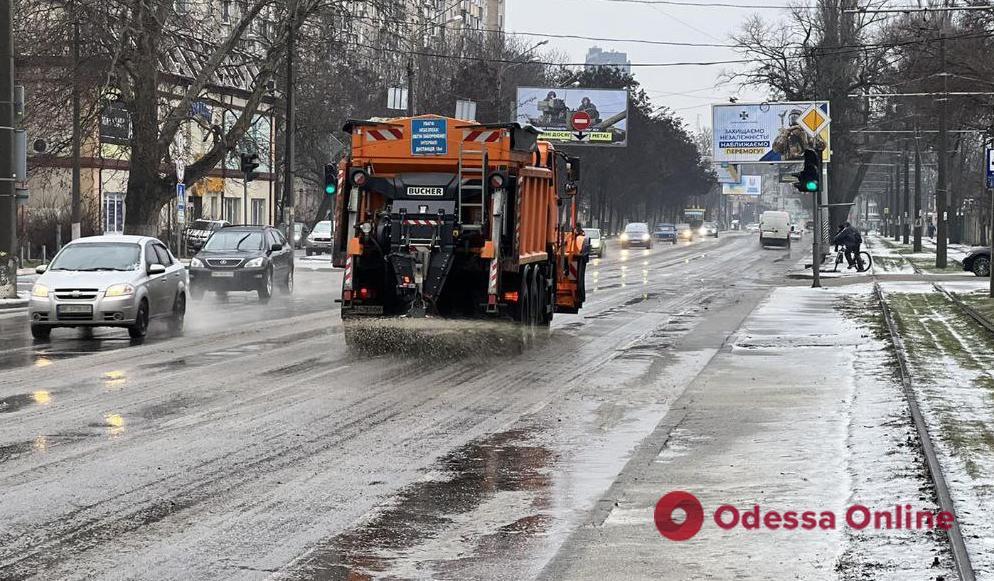 В связи с непогодой в Одессе на улицы выгнали спецтехнику