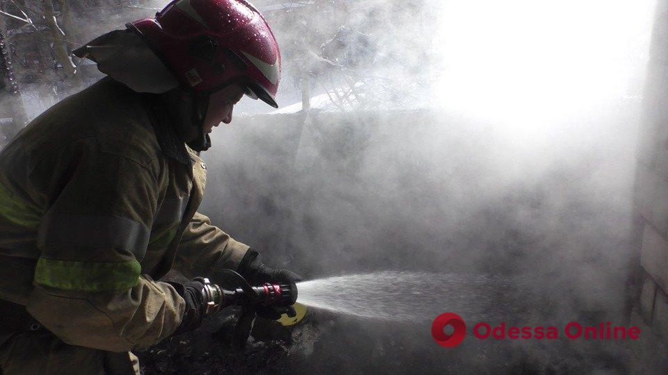 В Одесі у багатоповерхівці сталася пожежа: вогнеборці врятували власницю квартири