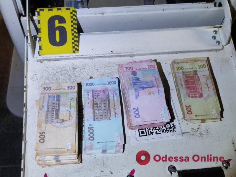 В Одессе мужчина пытался обокрасть платежный терминал (видео)
