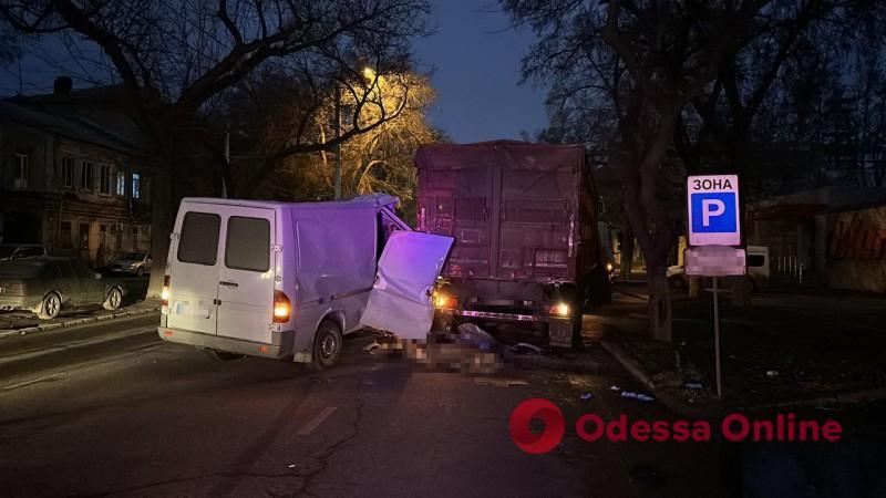 В Одесі зіткнулися мікроавтобус і вантажівка – є загиблий (оновлено)