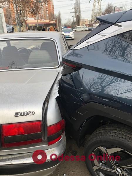 В Одессе женщина во время тест-драйва авто сбила мужчину и его 4-летнего сына