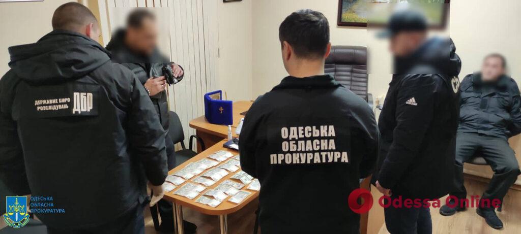 В Одесской области полицейский начальник «кошмарил» бизнес и попался на взятке в 1,2 тыс. долларов