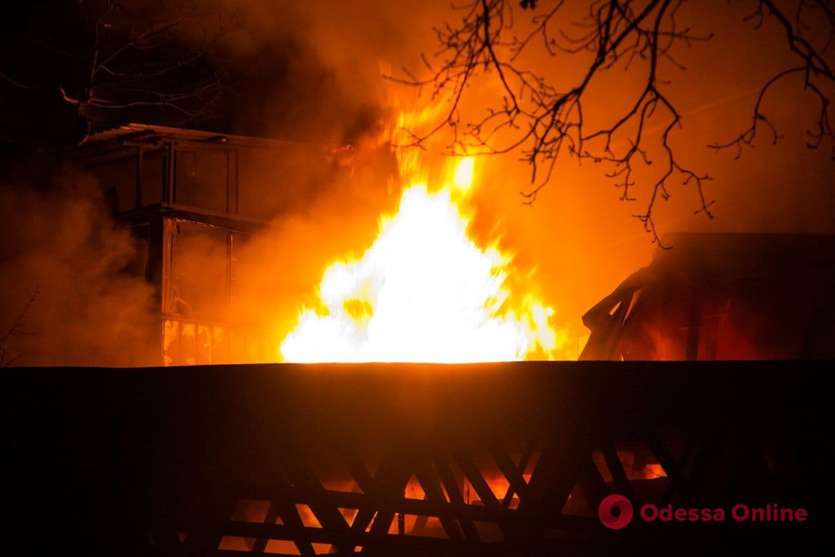 Одесса: пожарные тушили склады на Проселочной