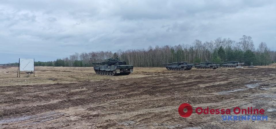 Українські військові опановують танки Leopard 2 у Польщі (фото, відео)
