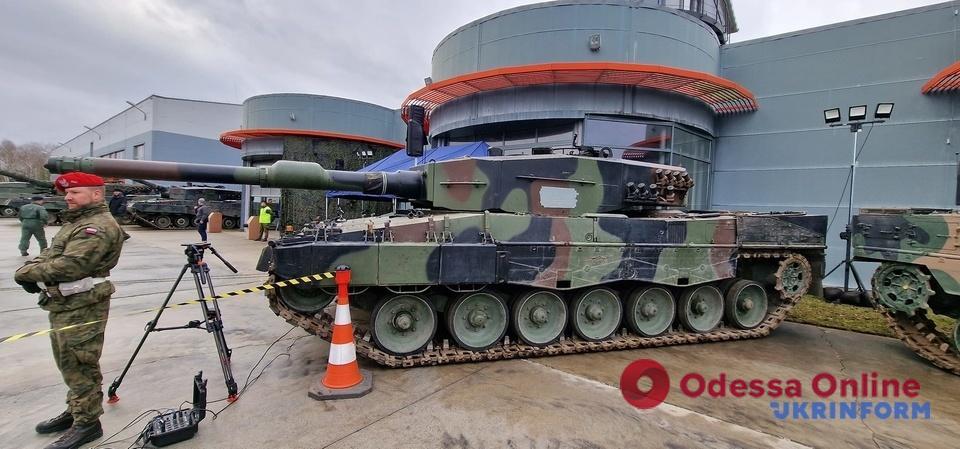 Украинские военные тренируются на танках Leopard 2 в Польше (фото, видео)