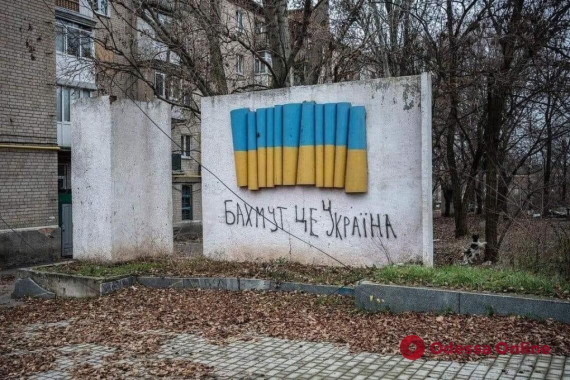Окупанти намагаються оточити Бахмут і зламати нашу оборону, — Зеленський