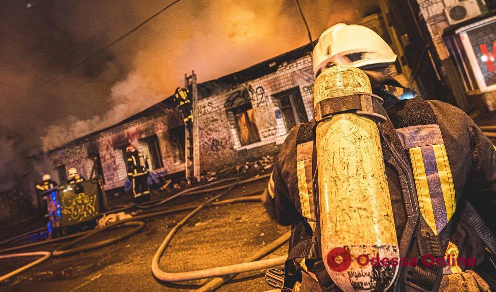 Під час пожежі в Одесі мало не загинув безхатченко