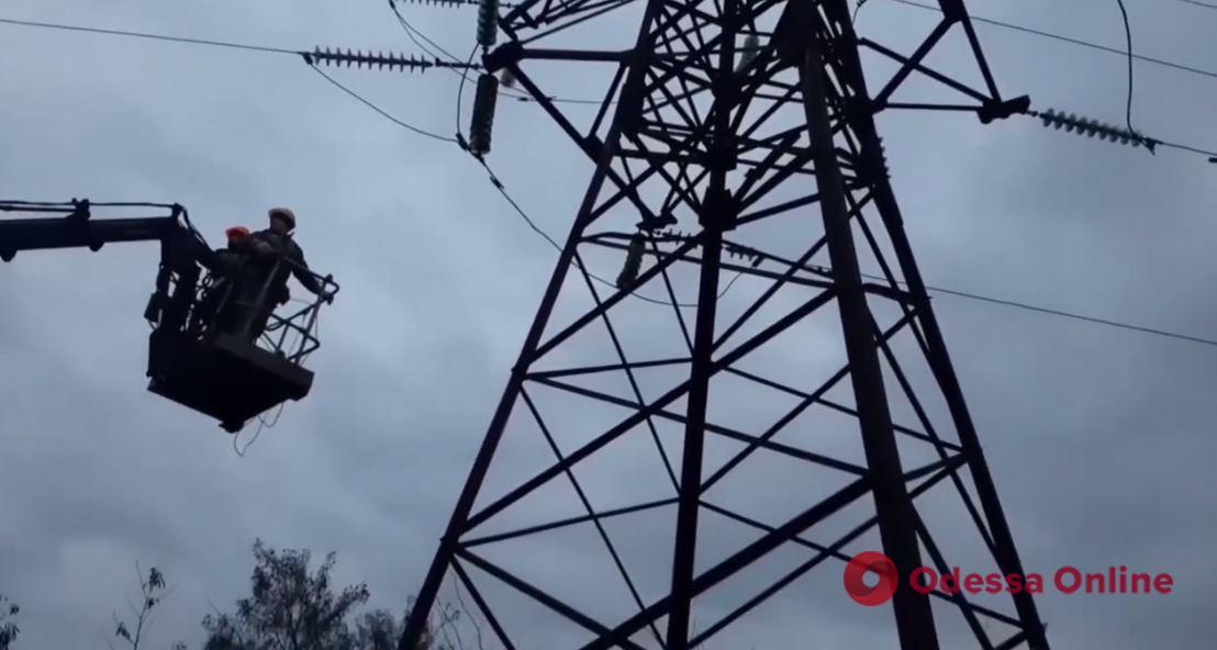 Энергетики завершили ремонтные работы на высоковольтной линии, которая питает два района Одессы (видео)