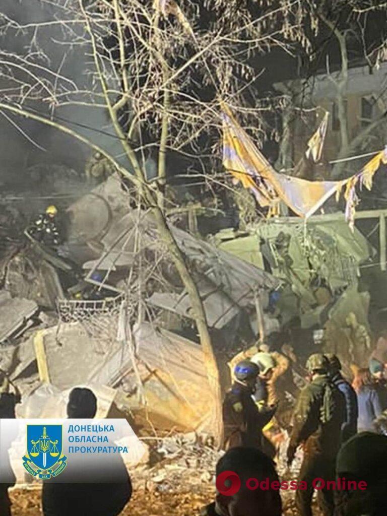 Оккупанты обрушили ракетой четырехэтажку в Краматорске (фото)