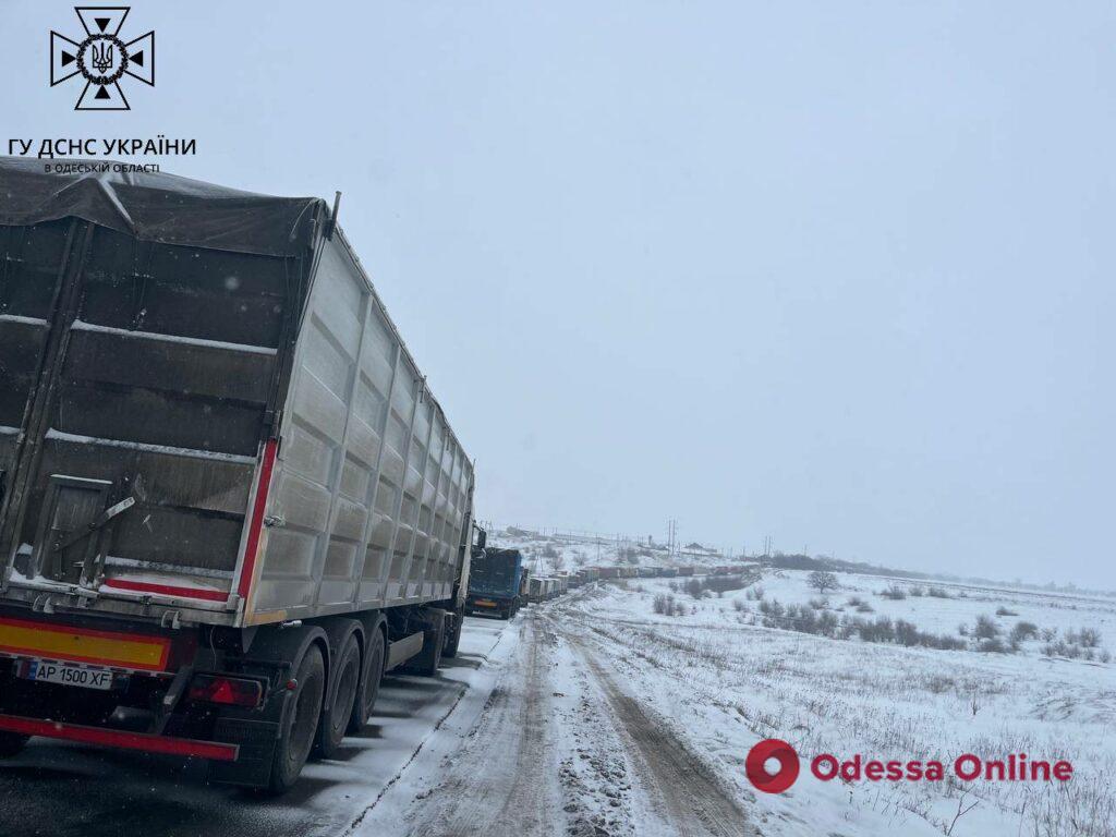 Рятувальникам довелося розбиратися із пробкою з фур на дорозі Одеса – Рені та допомагати пасажирам автобусів