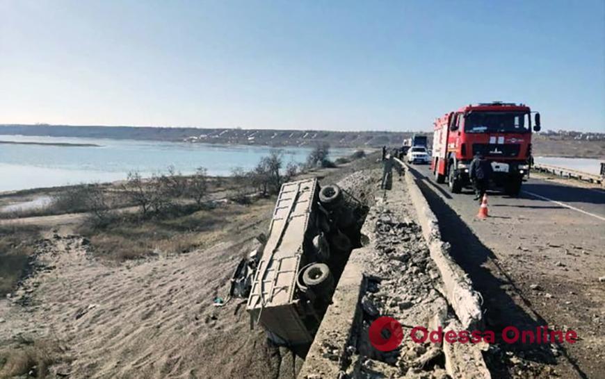 Перекинулася вантажівка: на дорозі М-14 Одеса – Мелітополь – Новоазовськ відкрита лише одна смуга | Новости Одессы