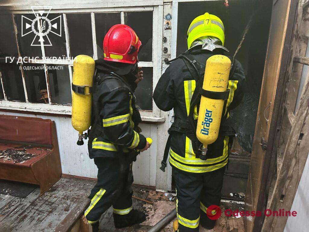 На Дерибасівській сталася пожежа: вогнеборці врятували чоловіка та песика (фото, відео)