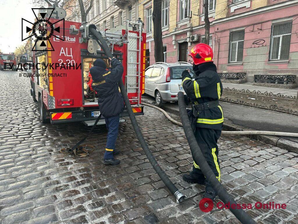 На Дерибасівській сталася пожежа: вогнеборці врятували чоловіка та песика (фото, відео)