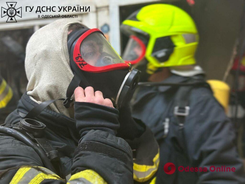 На Дерибасівській сталася пожежа: вогнеборці врятували чоловіка та песика (фото, відео)