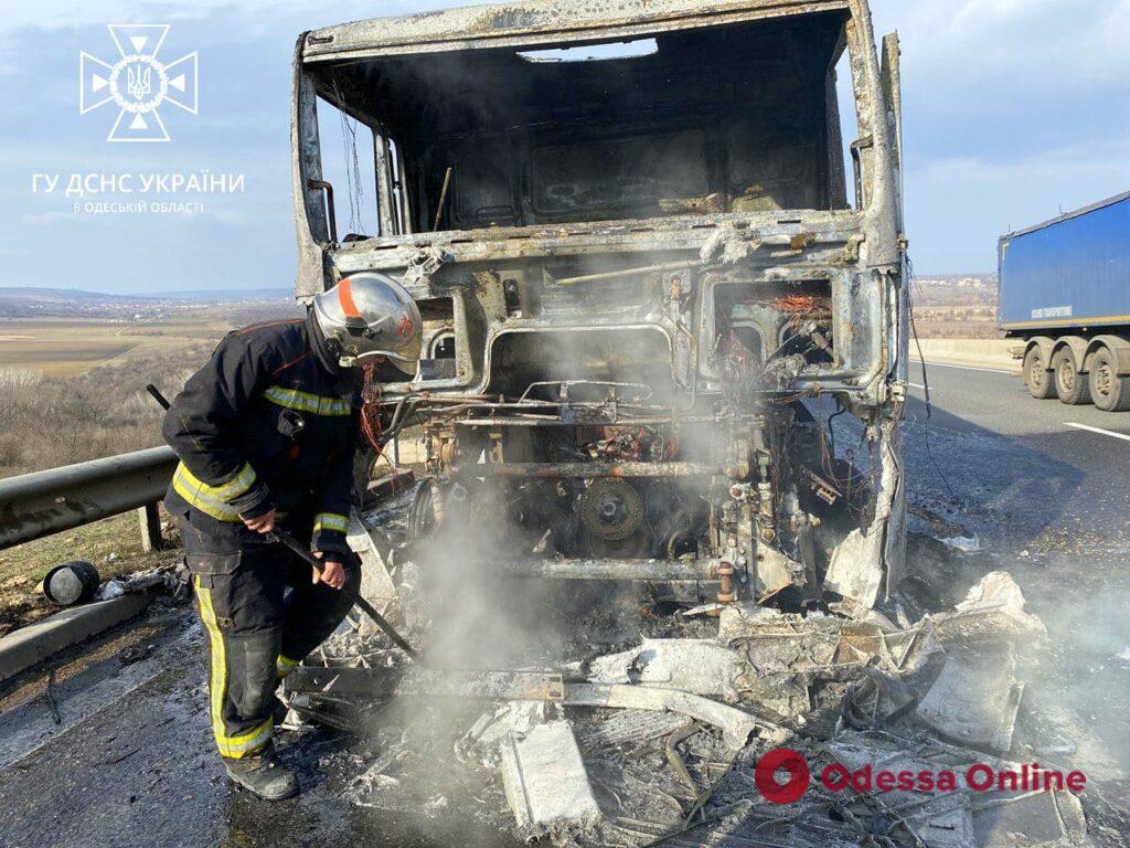 На трассе Одесса-Киев сгорел грузовик