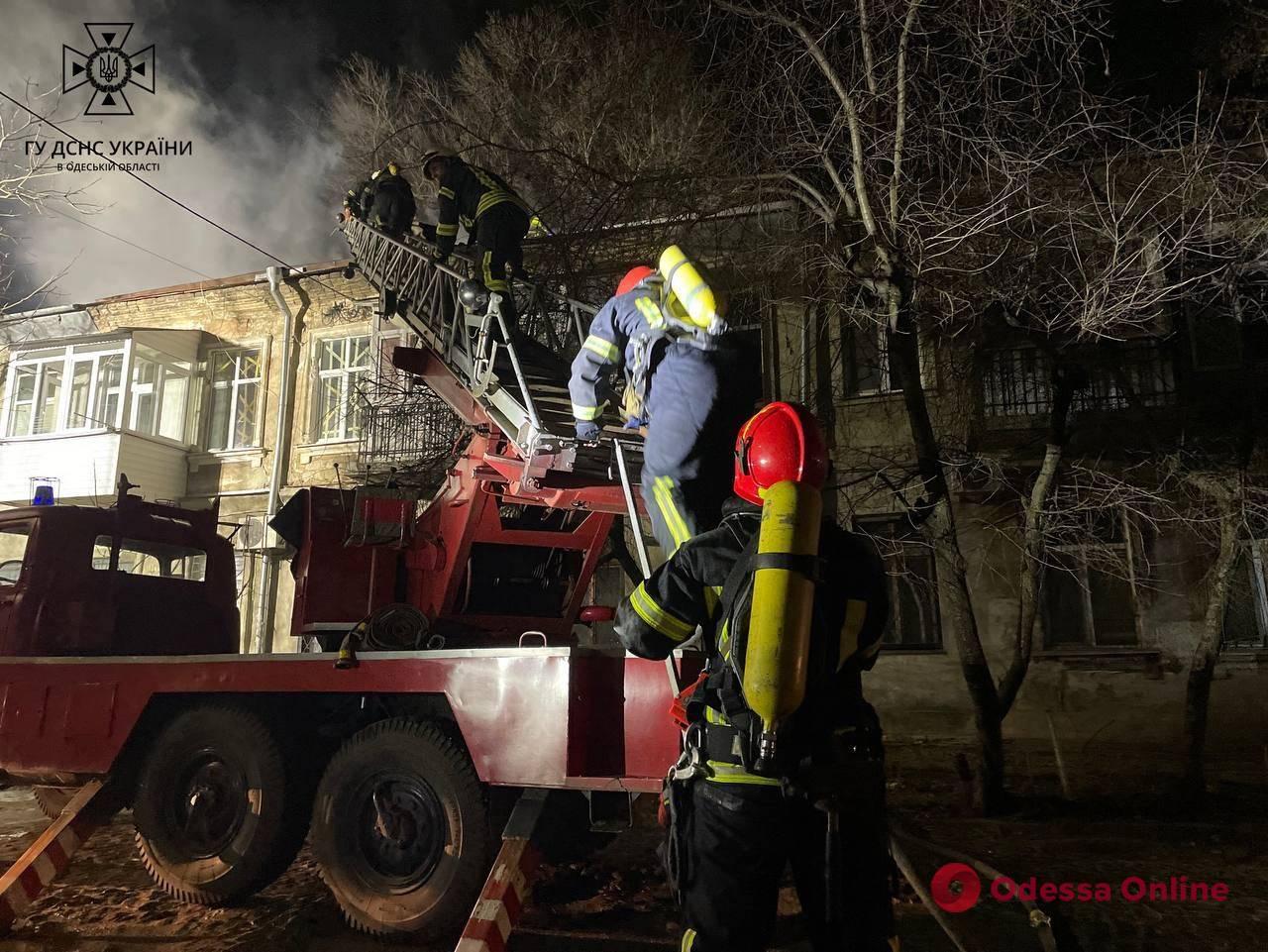 В Одессе на Молдаванке горел двухэтажный дом (фото, видео)