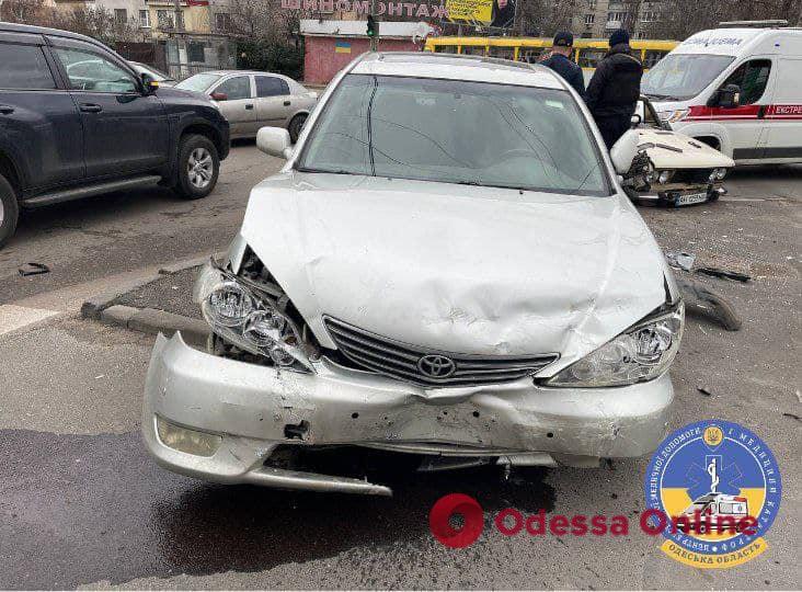 В Одесі у ДТП на Люстдорфській дорозі постраждали двоє людей (фото)