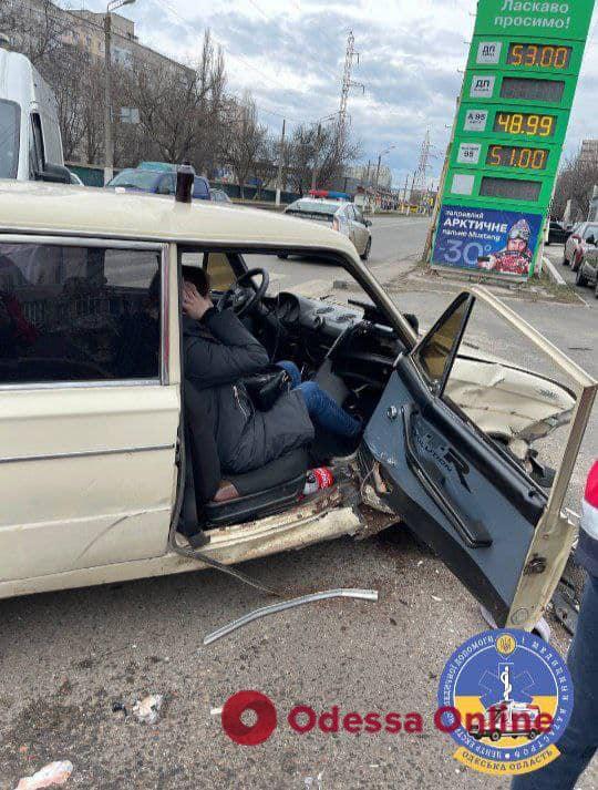 В Одесі у ДТП на Люстдорфській дорозі постраждали двоє людей (фото)