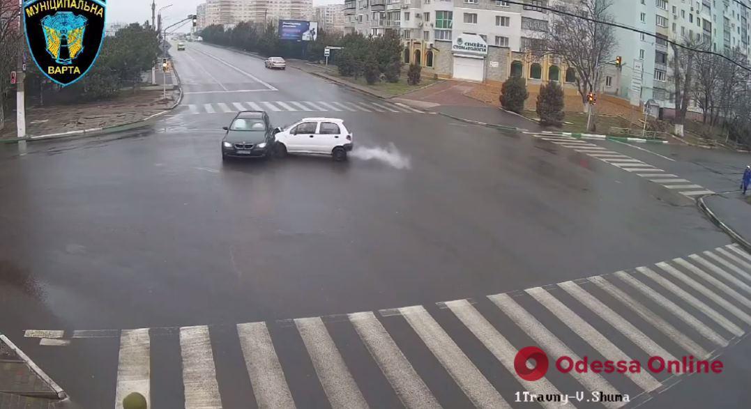 Появилось видео момента ДТП в Черноморске, в результате которого пострадали двое людей