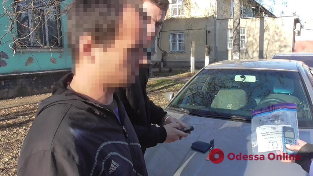 Полицейские задержали одессита, который снимал боковые зеркала автомобилей и требовал деньги за возврат