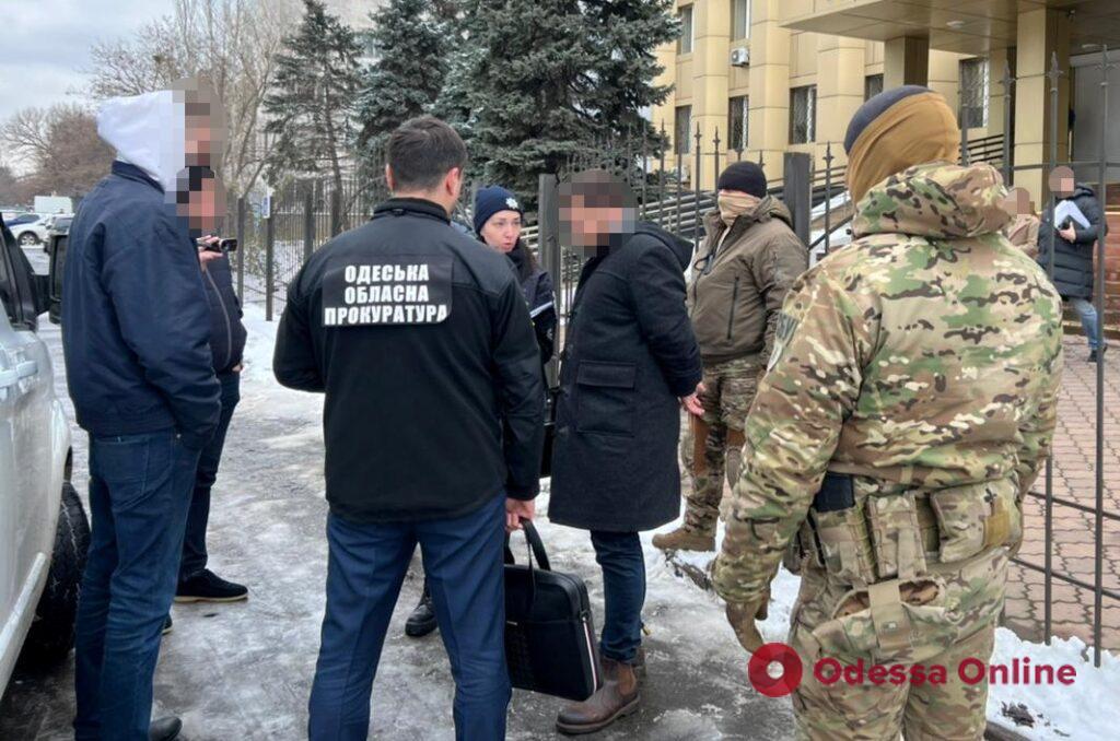 Одесса: помощник судьи за взятки «сливал» информацию об обысках
