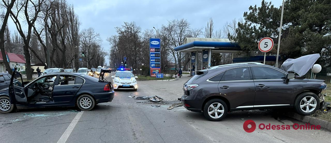 Одесса: на Дальницком шоссе BMW врезался в Lexus – есть пострадавшие