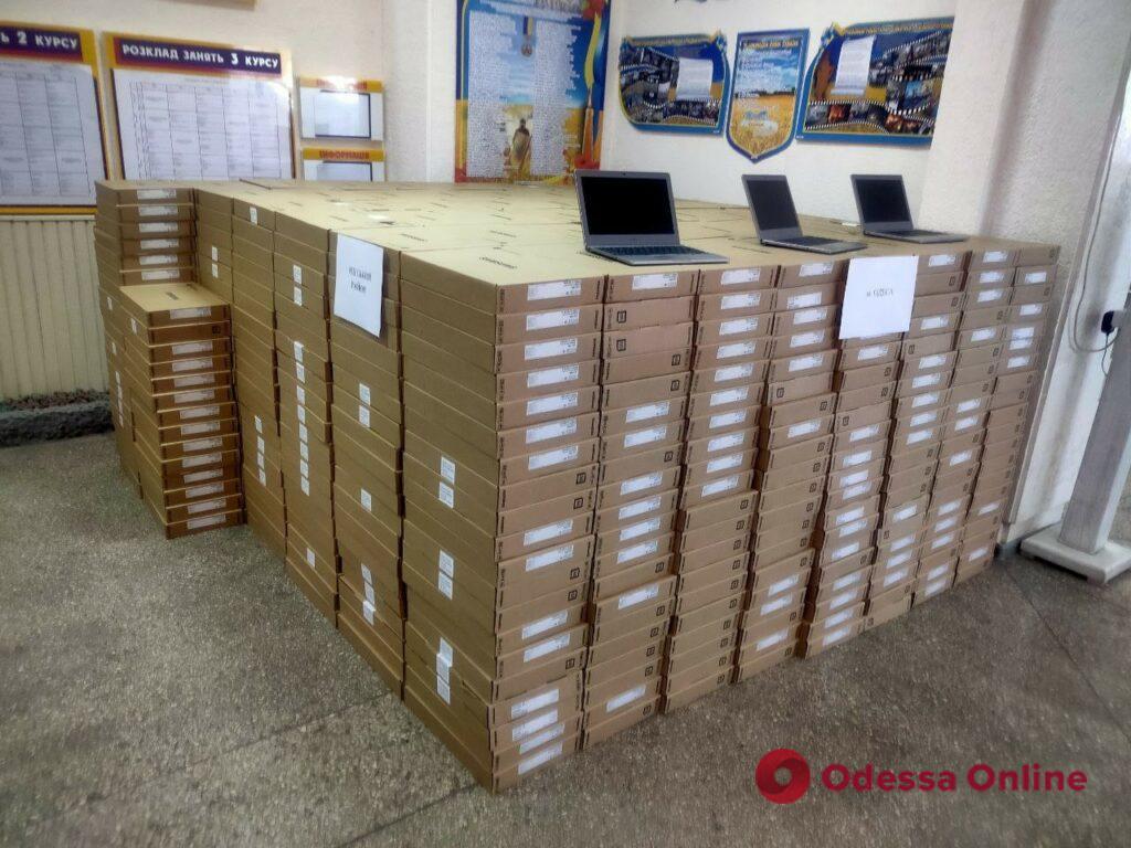 Одеські школи отримали майже 2 тисячі ноутбуків від Google та ЮНЕСКО (фото)