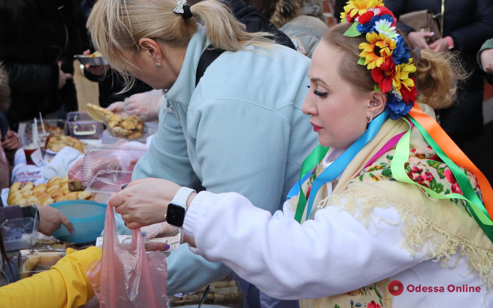 Одесские медики провели ярмарку и собрали деньги для ВСУ