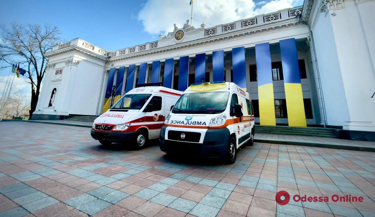 Одеська мерія передала військовим медикам міські машини швидкої допомоги