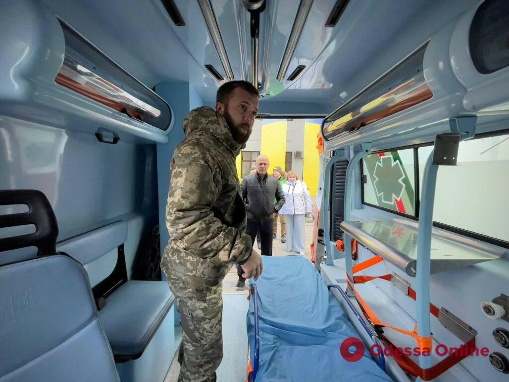 Одесская мэрия передала военным медикам городские машины скорой помощи